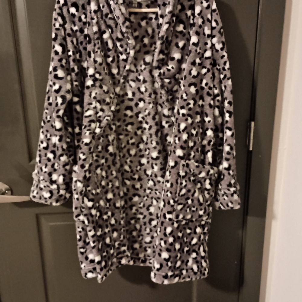 Leopard Print Women's Robe - Picture 4 of 8